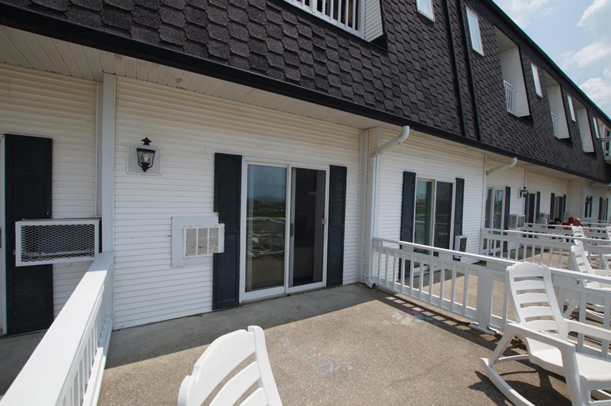 Snyders Shoreline Inn ラディントン エクステリア 写真