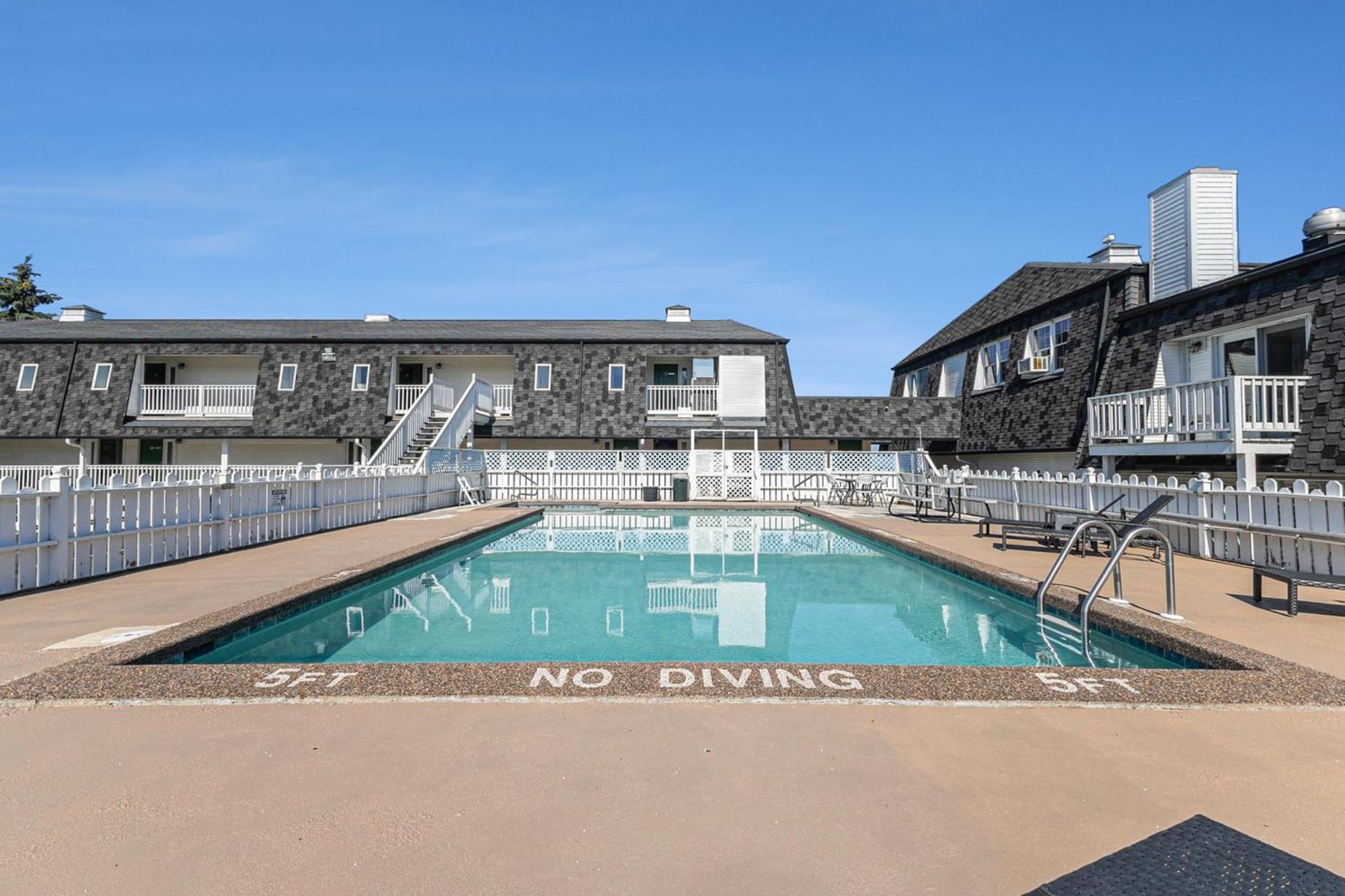 Snyders Shoreline Inn ラディントン エクステリア 写真